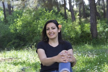 Parktaki genç kadının portresi.