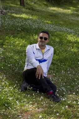 Bahçedeki genç adam