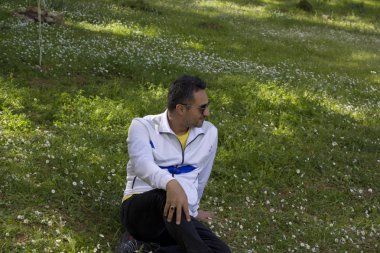 Bahçedeki genç adam