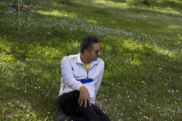 Bahçedeki genç adam