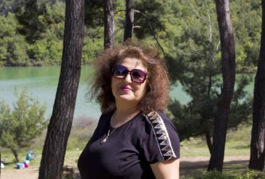 Parktaki Genç Kadın