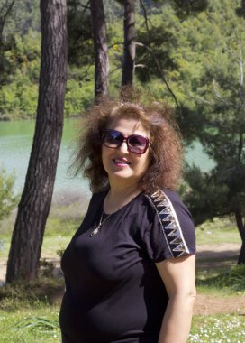 Parktaki Genç Kadın