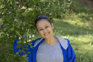 Parktaki Genç Kadın