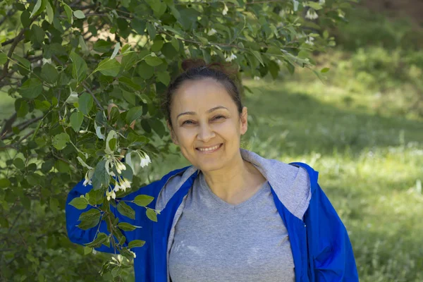 Parktaki Genç Kadın