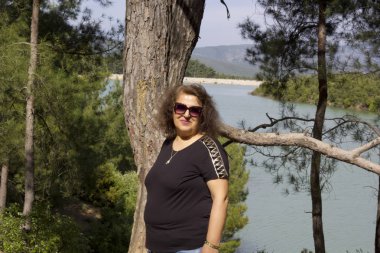 Ormanda genç kadın portresi