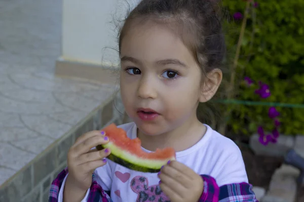 Bambina Sta Mangiando Anguria — Foto Stock