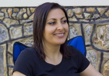 parkta genç güzel kadın portresi