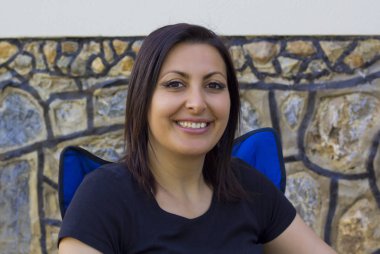 parkta genç güzel kadın portresi