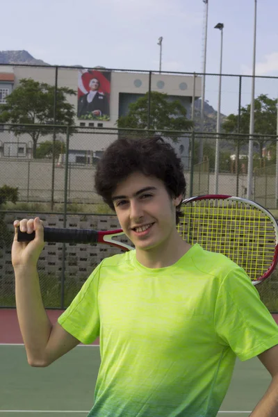 Porträt Eines Kleinen Jungen Auf Dem Tennisplatz — Stockfoto