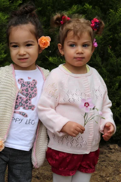 Щасливі Маленькі Дівчата Дивляться Камеру — стокове фото