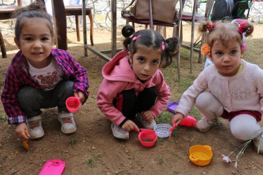 parkta oynayan küçük kızlar