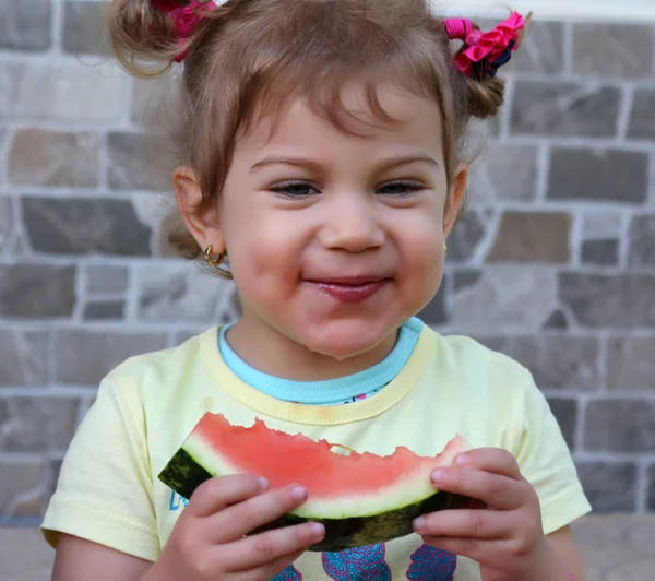 Bambina Sta Mangiando Anguria — Foto Stock