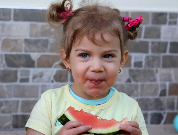 Bambina Sta Mangiando Anguria — Foto Stock