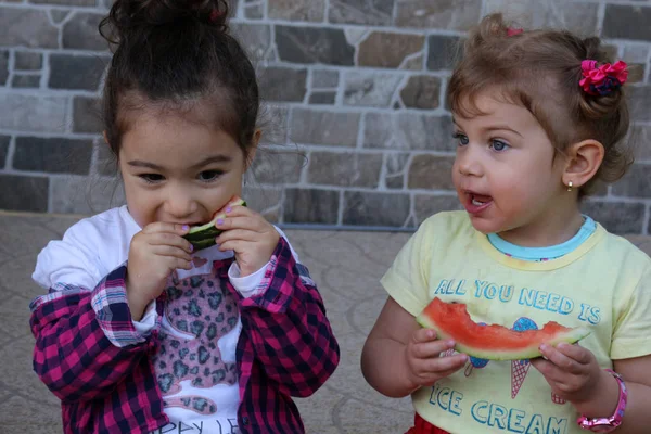 Маленькі Дівчата Їдять Кавун — стокове фото