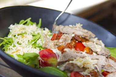 Taze ve lezzetli tavuk salatası