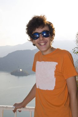 Bled 'deki mutlu çocuğun portresi.