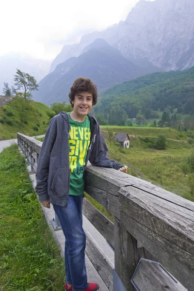 Portret Szczęśliwego Chłopca Alpach Julijskich Słowenia — Zdjęcie stockowe