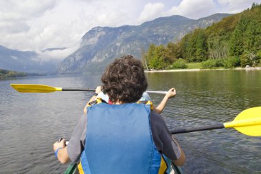 Mutlu çocuk göl bohinj kano yapıyor