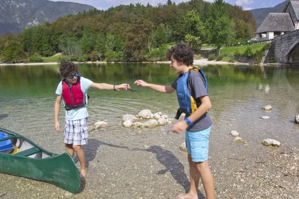 Niño Feliz Haciendo Canoa Lago Bohinj —  Fotos de Stock