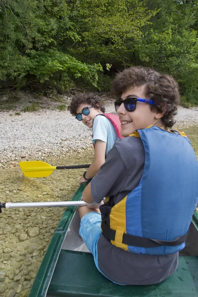 Niño Feliz Haciendo Canoa Lago Bohinj —  Fotos de Stock