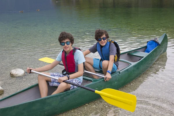 Rapaz Feliz Fazendo Canoa Lago Bohinj — Fotografia de Stock