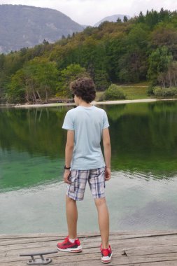 Slovenya 'nın Bohinj gölünde genç bir çocuğun portresi
