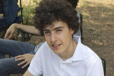 Parkta genç çocuk portresi