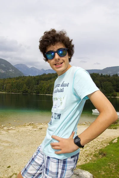 Porträtt Ung Pojke Sjön Bohinj Slovenien — Stockfoto