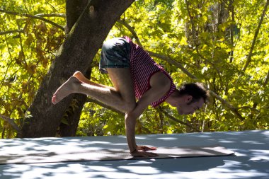 Yoga yapan genç erkek portresi