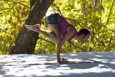 Yoga yapan genç erkek portresi