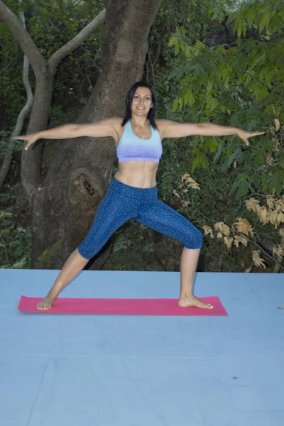Porträtt Ung Kvinna Gör Yoga — Stockfoto