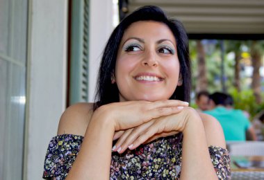 Kafede güzel bir kadının portresi.