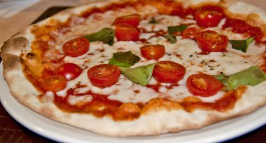 Domates ve peynirli taze ve lezzetli pizza.