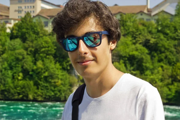 Porträt Eines Jungen Mannes Mit Sonnenbrille — Stockfoto