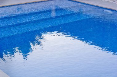 Tatil köyünde yüzme havuzu