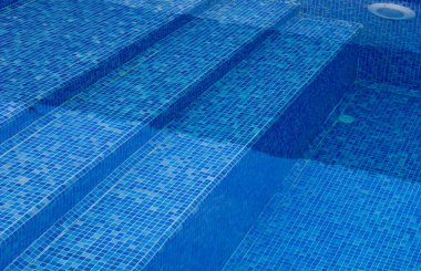 Tatil köyünde yüzme havuzu