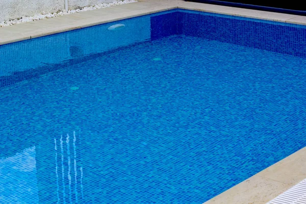度假胜地的蓝色游泳池梯子 — 图库照片
