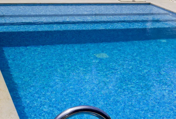 Échelle Piscine Bleue Dans Complexe Hôtelier — Photo