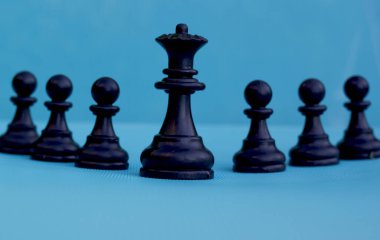 hess kral ve piyon mavi arka planda