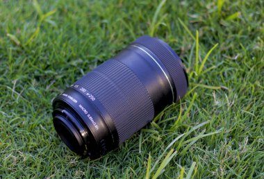 Kamera merceği çimlerin üzerinde izole edilmiş.