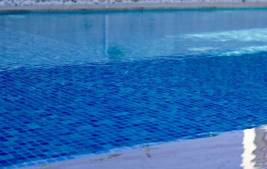 Bir tatil köyünde mavi yüzme havuzu