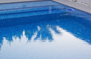 Bir tatil köyünde mavi yüzme havuzu