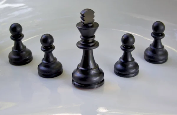 Чорні Шахові Фігури Білому Столі — стокове фото