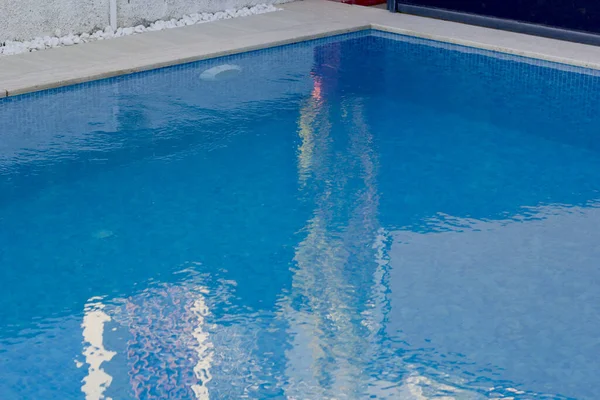 度假胜地的蓝色游泳池 — 图库照片