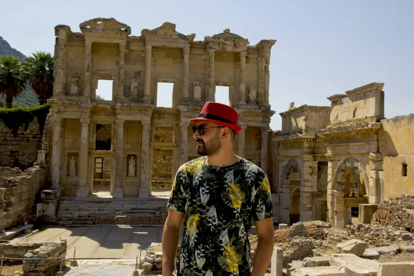 Jonge Man Met Zonnebril Efeze Ancient City Turkije — Stockfoto