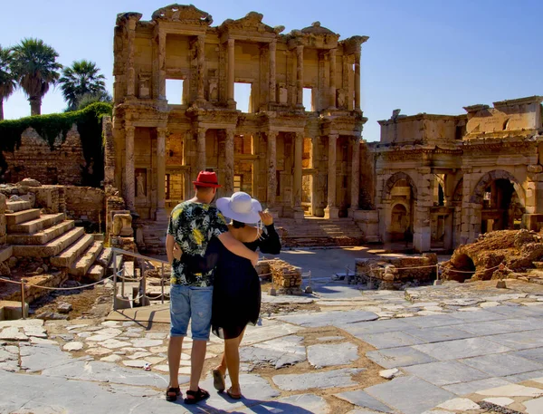 Couple Voyageurs Dans Ephesus Ancient City Turquie — Photo