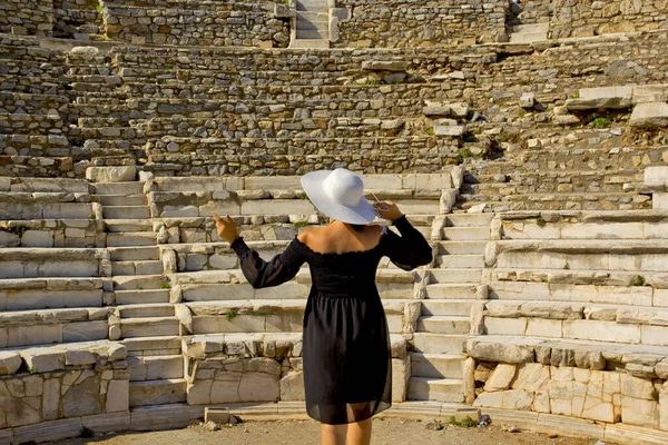 Hermosa Joven Vestida Negro Éfeso Turquía —  Fotos de Stock