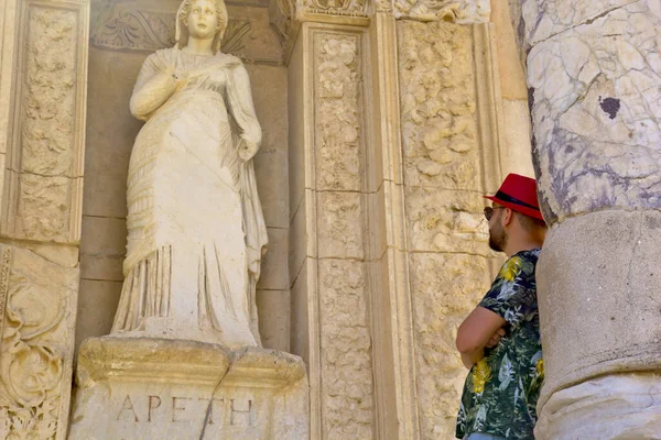 Efes Eski Kentinde Güneş Gözlüklü Genç Adam Türkiye — Stok fotoğraf