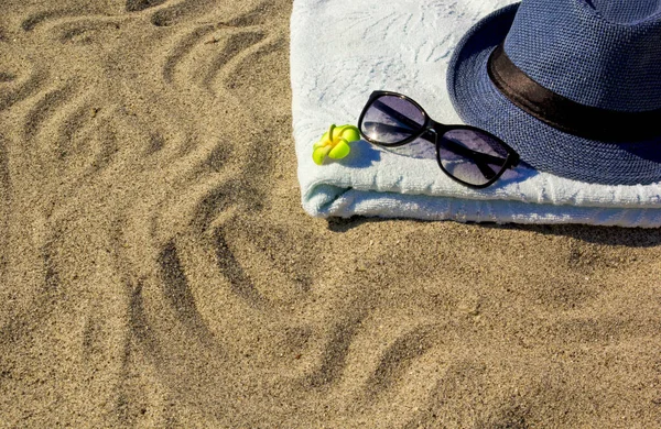 Sunglasses Towel Blue Hat Sand — Stock Photo, Image