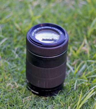 Çimlerin üzerinde makro lens var.